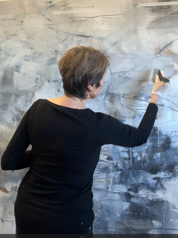 julie-schumer-working-in-studio-3 Julie Schumer at Art Santa Fe
