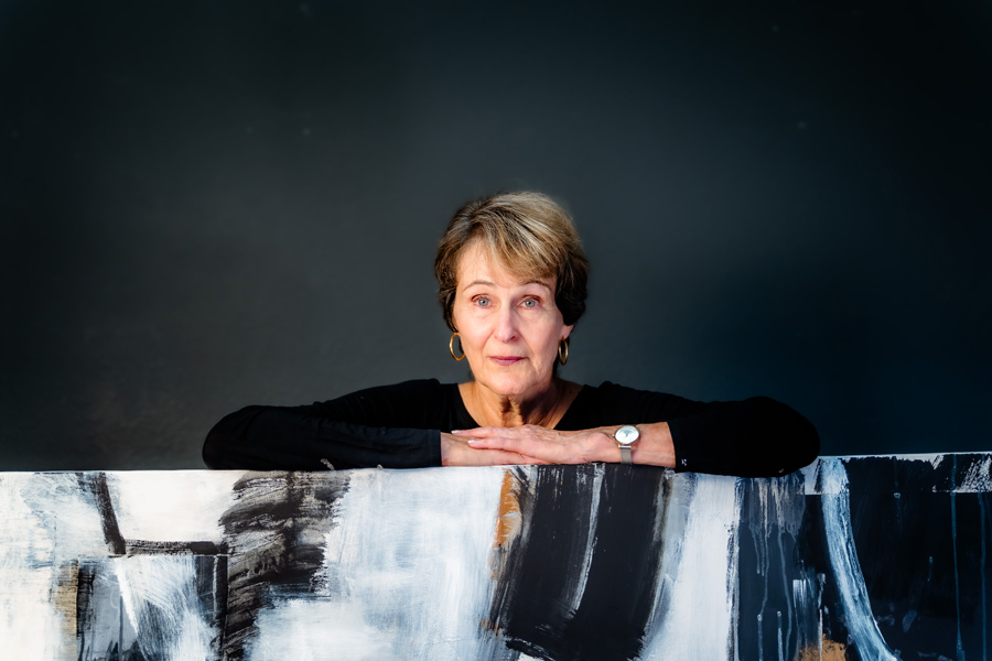 julie-with-painting julie schumer bio photo